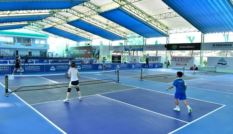 Sân pickleball trong nhà hay ngoài trời - lựa chọn nào tốt nhất?